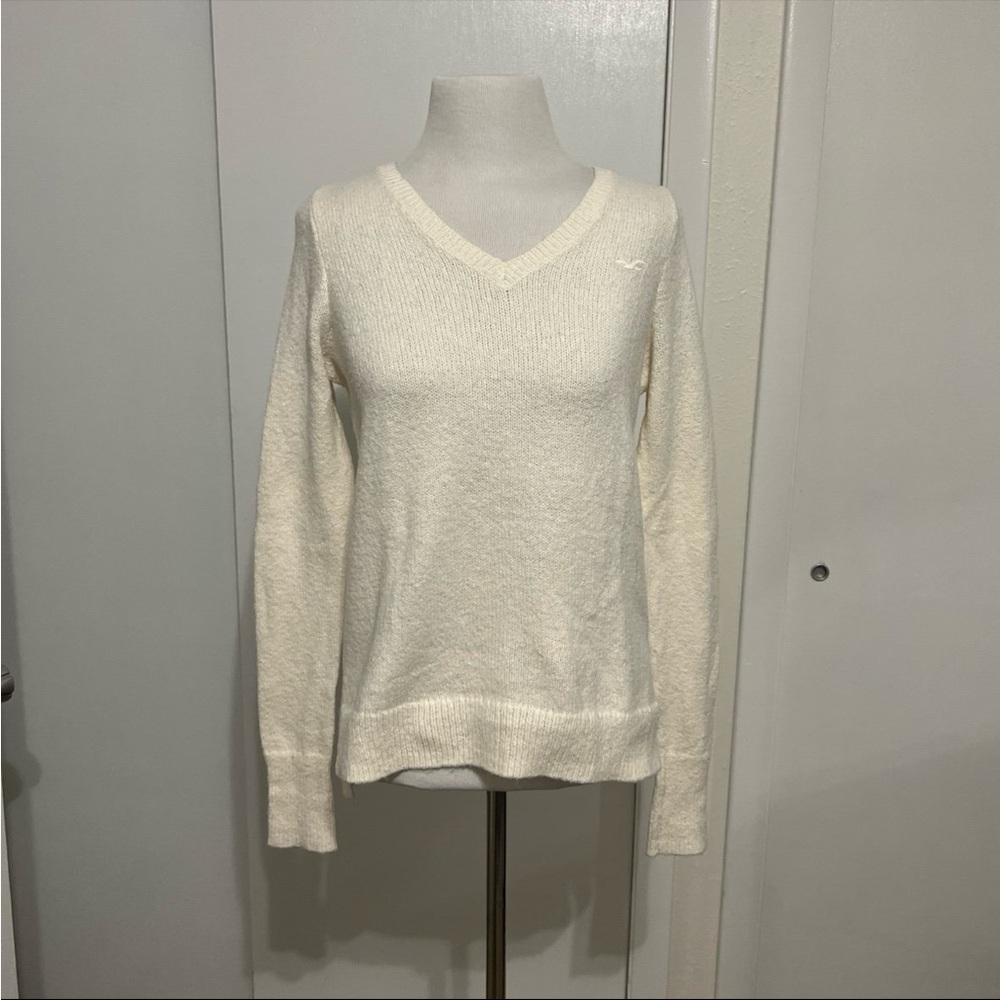 Hollister V neck cream color Sweater size s